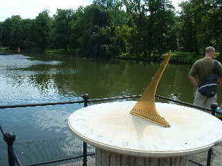 Zegar s�oneczny w warszawskich �azienkach Kr�lewskich